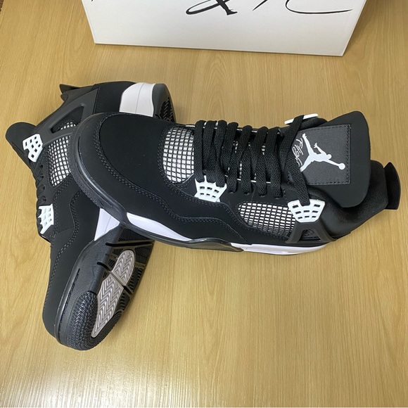 Jordan 4 Retro White Thunder -Men's Sleek Sneakers Shoes - Picture 5 of 8